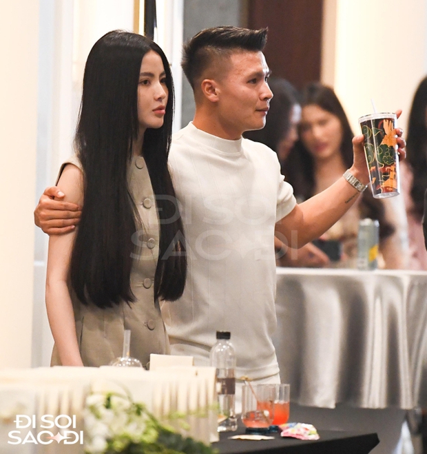"Tấm gương phản chủ" hé lộ tính cách thật của Quang Hải khi ở cạnh Chu Thanh Huyền: Khác hẳn những lúc ngó lơ!- Ảnh 2. "Tấm gương phản chủ" hé lộ tính cách thật của Quang Hải khi ở cạnh Chu Thanh Huyền: Khác hẳn những lúc ngó lơ!- Ảnh 2.