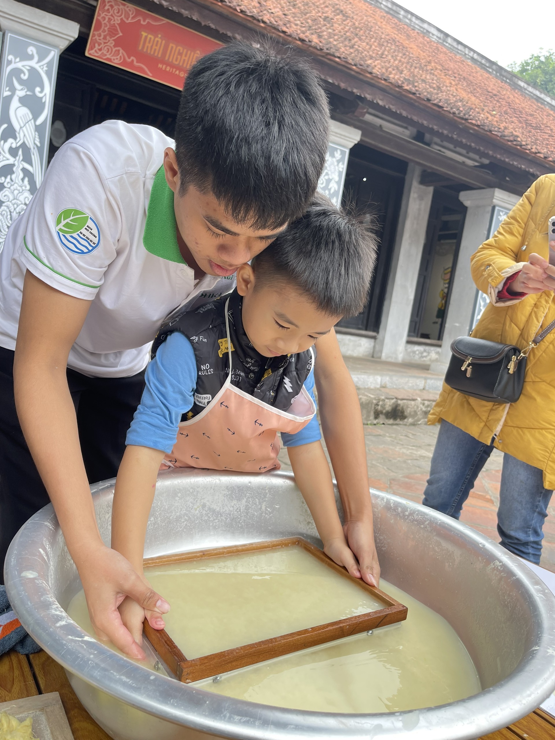 Du khách hào hứng khi vẽ tranh trên giấy rơm, được trải nghiệm làm giấy  - Ảnh 7.