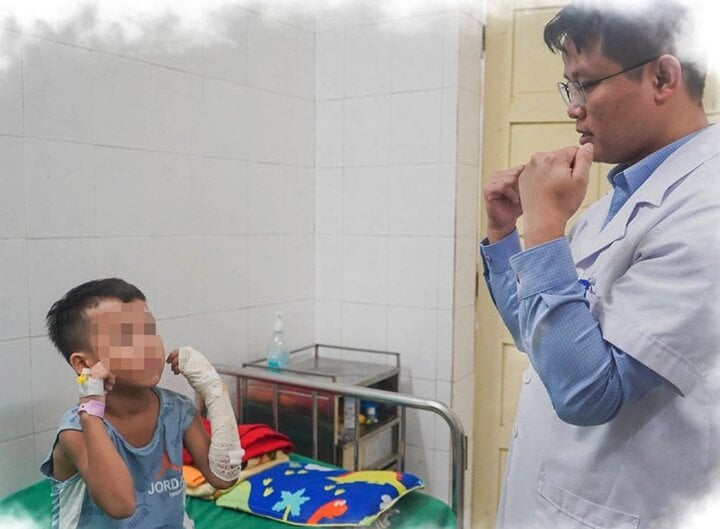 Bị rắn cắn, bé trai 8 tuổi ở Nghệ An bị hoại tử bàn tay - Ảnh 1.