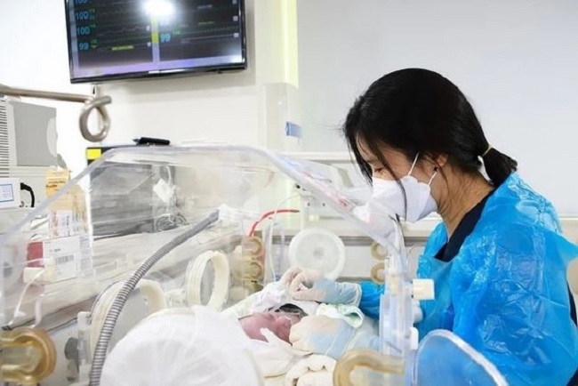 Điều kỳ diệu với vợ chồng người Việt ở Hàn Quốc: 3 con sinh non 23 tuần, được bác sĩ tận tình giúp và cái kết ngoài sức tưởng tượng - Ảnh 4.