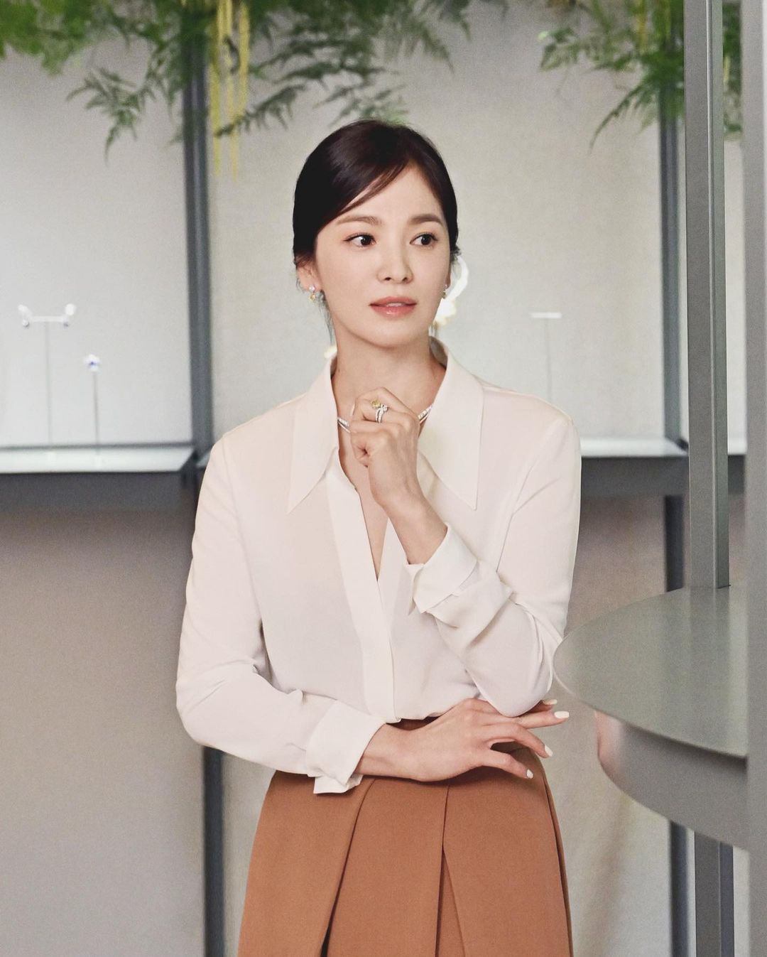 Song Hye Kyo diện áo khoác hơn 60 triệu: Nàng muốn sắm theo không khó, vì loạt mẫu hao hao giá chỉ bằng 1/10- Ảnh 1.