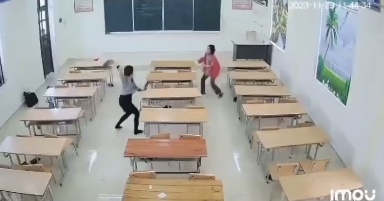 Thêm 1 clip xô xát giữa giáo viên - học sinh ở Tuyên Quang: Cô bất lực cầm dép đuổi- Ảnh 4.