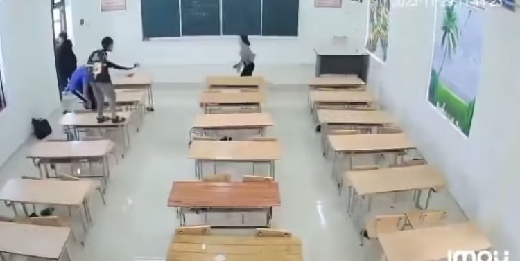 Thêm 1 clip xô xát giữa giáo viên - học sinh ở Tuyên Quang: Cô bất lực cầm dép đuổi- Ảnh 3.