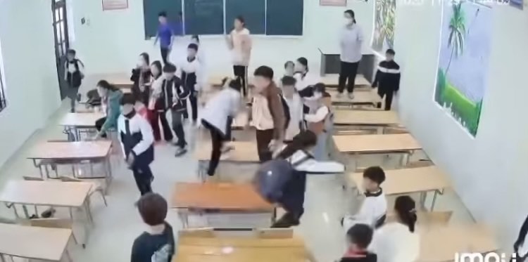 Thêm 1 clip xô xát giữa giáo viên - học sinh ở Tuyên Quang: Cô bất lực cầm dép đuổi- Ảnh 1.