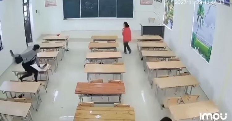 Thêm 1 clip xô xát giữa giáo viên - học sinh ở Tuyên Quang: Cô bất lực cầm dép đuổi- Ảnh 5.