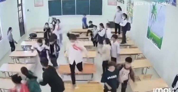 Thêm 1 clip xô xát giữa giáo viên - học sinh ở Tuyên Quang: Cô bất lực cầm dép đuổi- Ảnh 2.