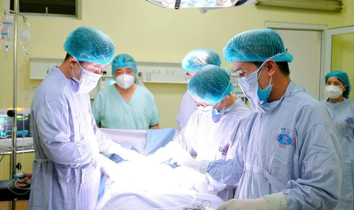 Bác sĩ 2 bệnh viện phối hợp cứu sản phụ mang thai đôi mắc ung thư vú tái phát - Ảnh 1.