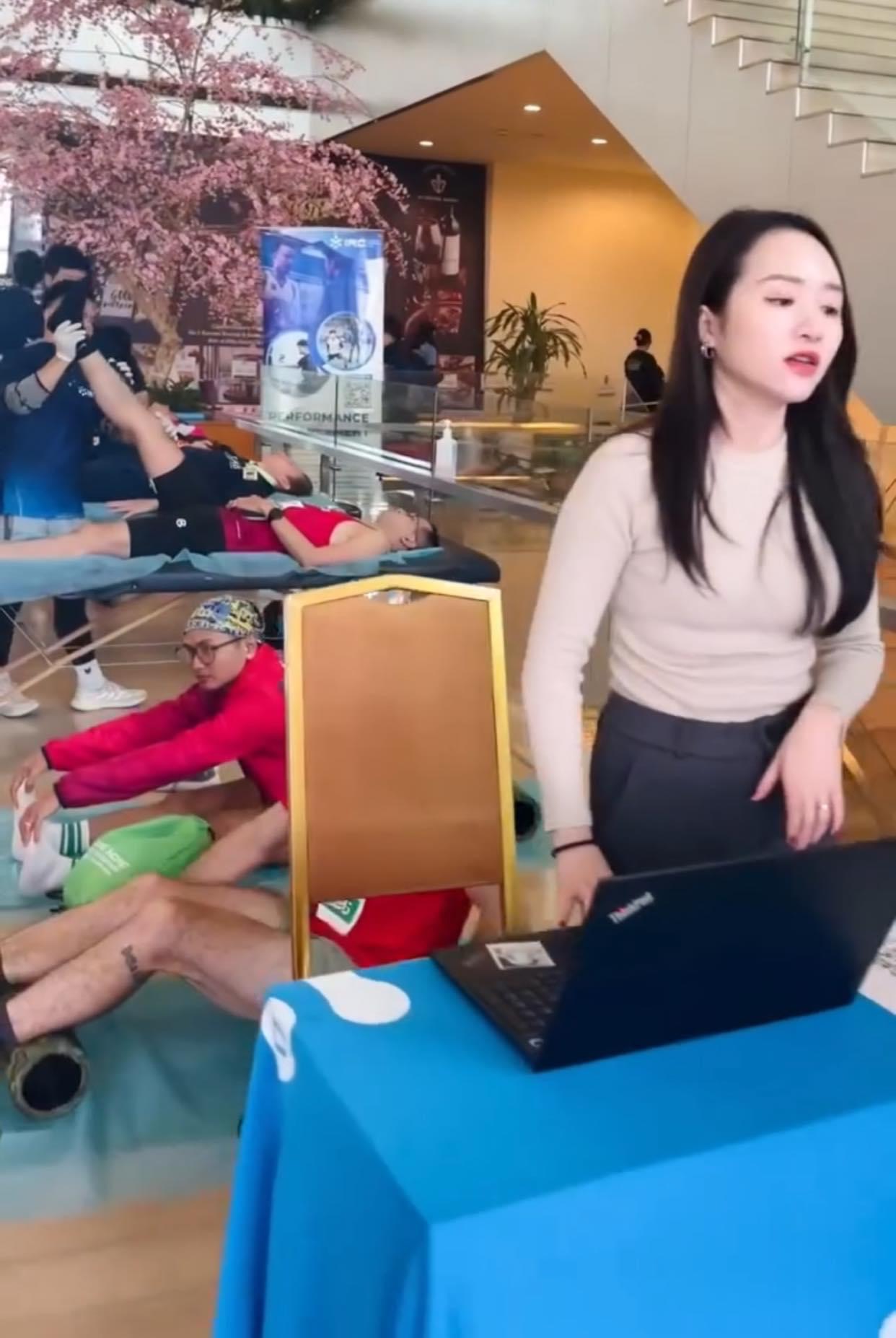 Nhuệ Giang - vợ Lương Xuân Trường hiếm hoi lọt "cam" thường: Làn da trắng phát sáng, nhan sắc gây chú ý- Ảnh 1. Nhuệ Giang - vợ Lương Xuân Trường hiếm hoi lọt "cam" thường: Làn da trắng phát sáng, nhan sắc gây chú ý- Ảnh 1.