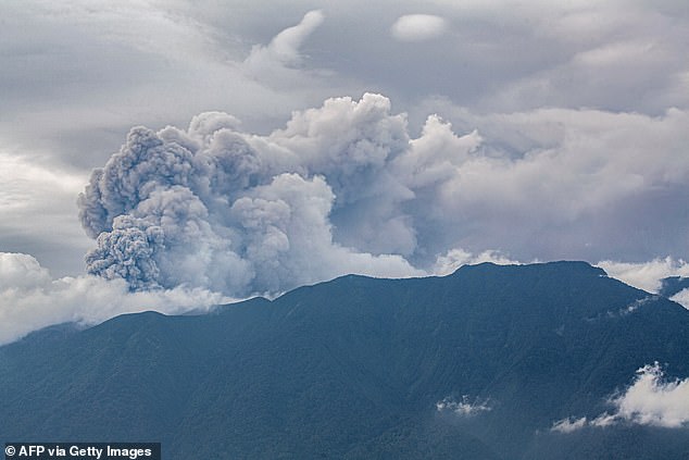 Hình ảnh gây sốc của cô gái bị tro núi lửa phủ kín mặt kêu cứu trong vụ núi lửa phun trào ở Indonesia - Ảnh 5.