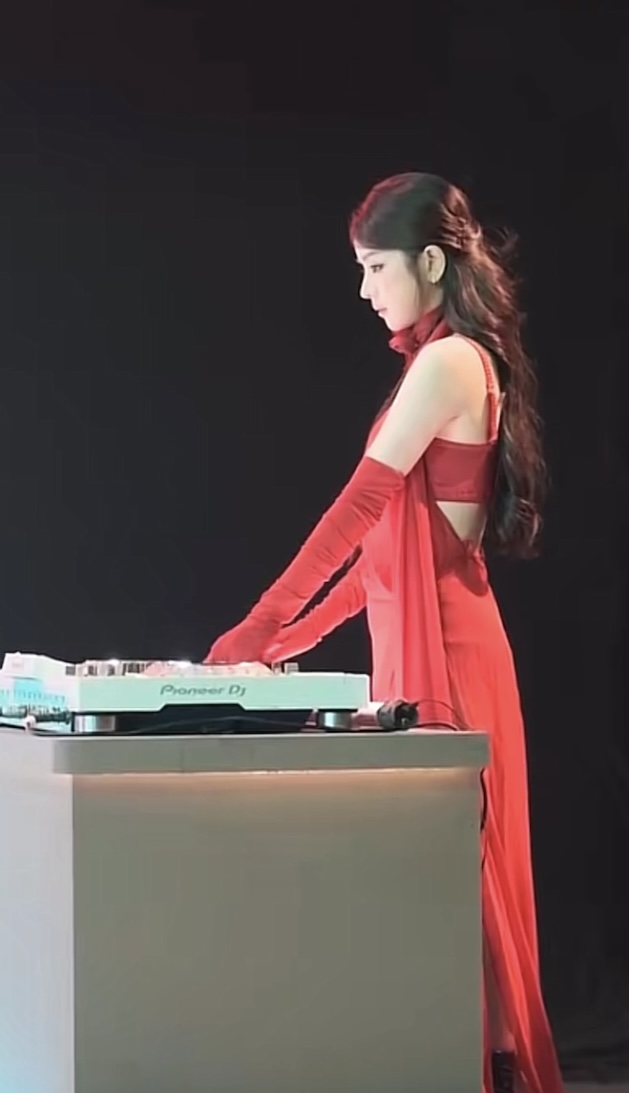 DJ Mie sau khi chia tay Hồng Thanh: Chạy show liên tục, lộ khoảnh khắc ủ rũ mệt mỏi - Ảnh 6.