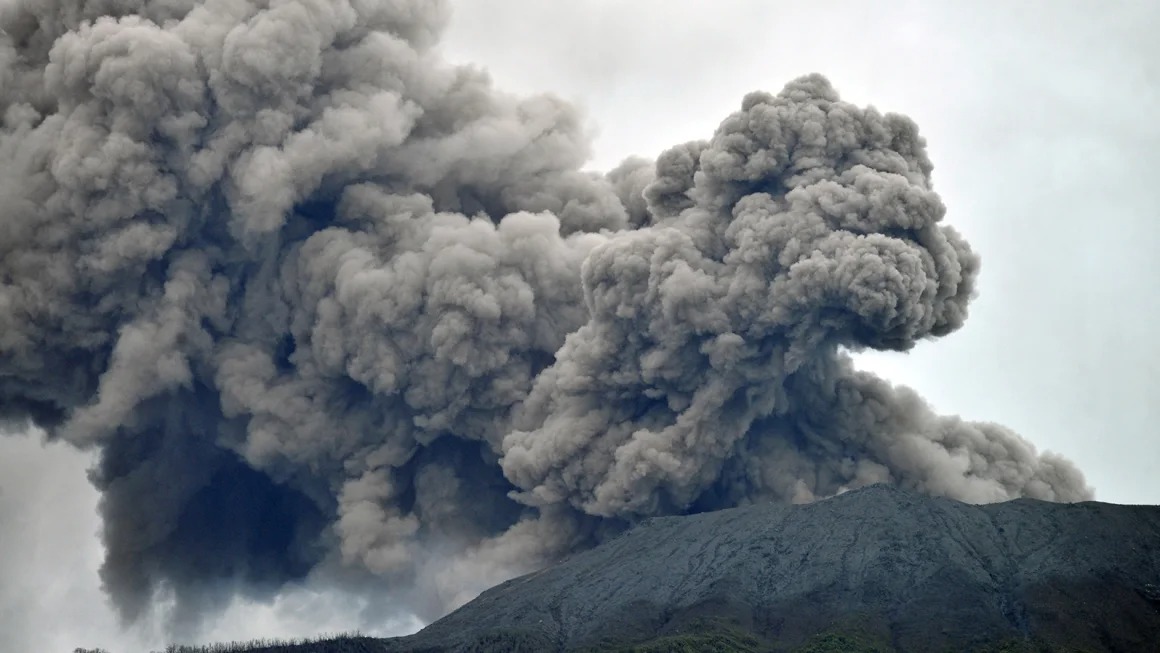 Kinh hoàng cảnh tượng cột khói núi lửa ngùn ngụt bốc lên cao hơn 3.000m Ở Indonesia, 13 người leo núi đã tử nạn- Ảnh 2.