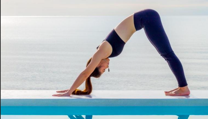 Tư thế yoga bạn nên thực hiện hàng ngày để giảm cân và có dáng gọn, eo thon - Ảnh 5.