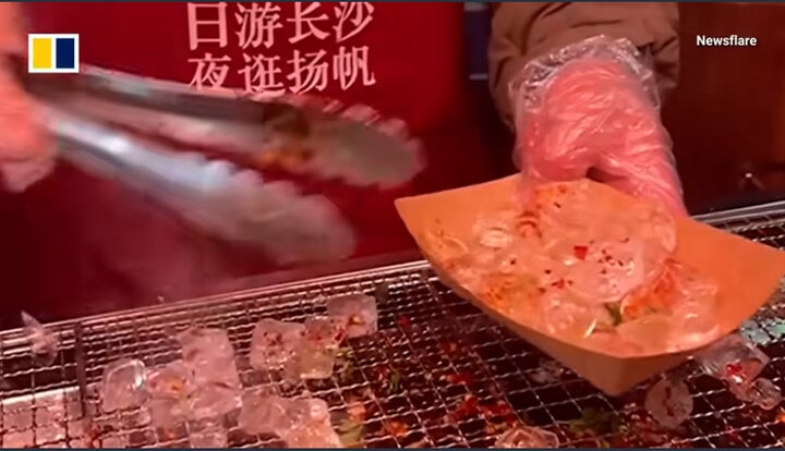 Món đá lạnh nướng trở thành món ăn đường phố 'hot' nhất Trung Quốc - Ảnh 1.