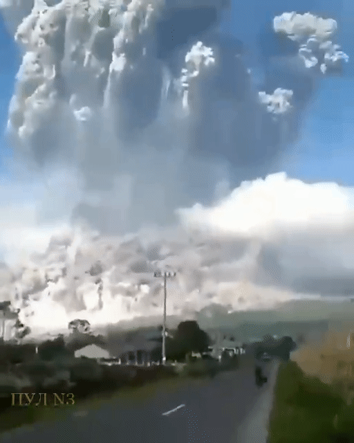 Kinh hoàng cảnh tượng cột khói núi lửa ngùn ngụt bốc lên cao hơn 3.000m Ở Indonesia, 13 người leo núi đã tử nạn- Ảnh 1.