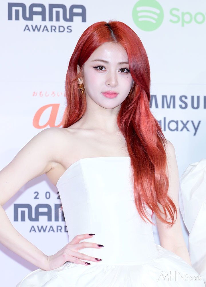 Creating the same princess look: Lisa caused a stir on all platforms, Jang Wonyoung received controversy for 1 reason - Photo 9.