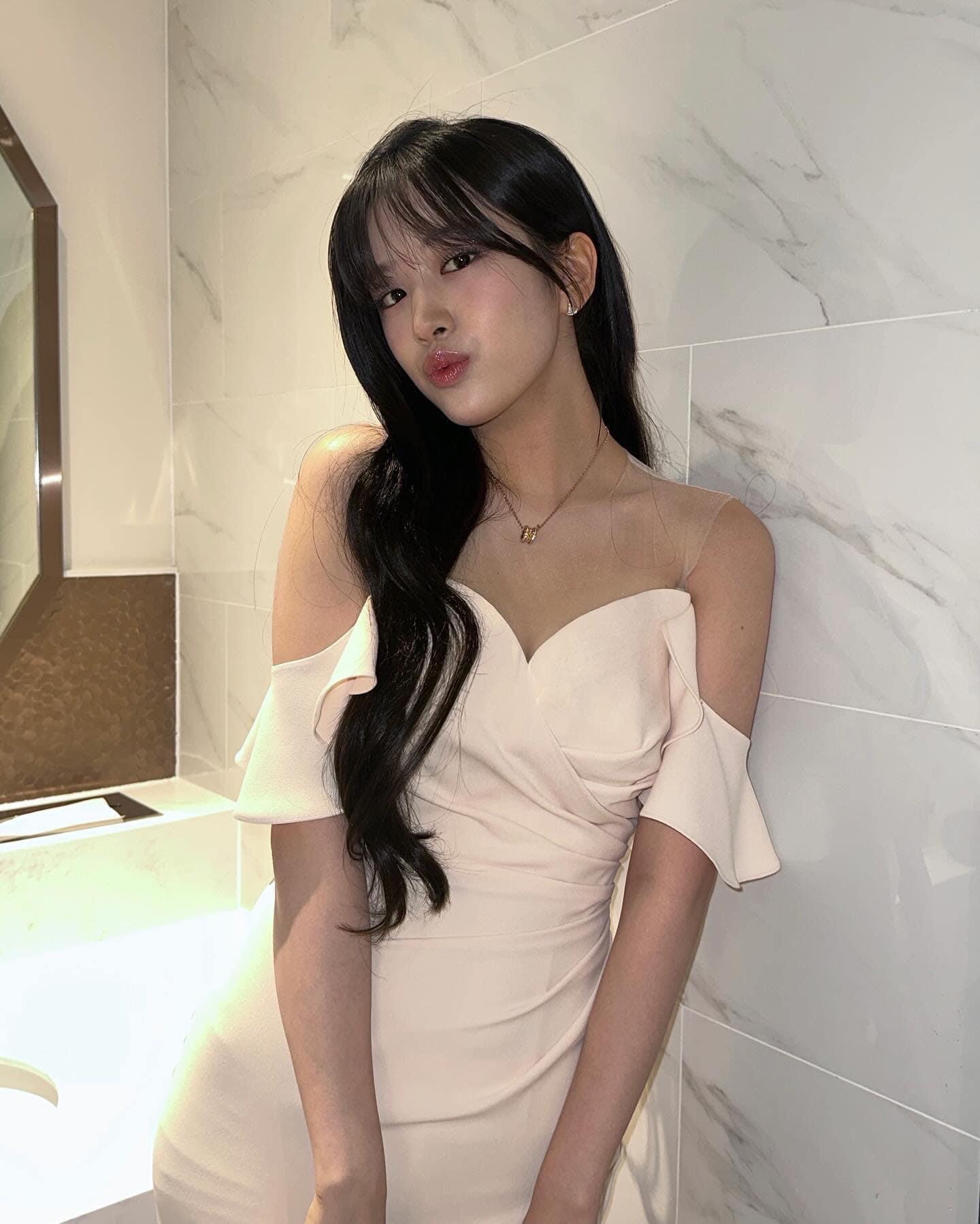 Creating the same princess look: Lisa caused a stir on all platforms, Jang Wonyoung received controversy for 1 reason - Photo 10.