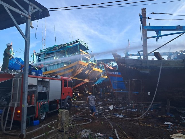Cháy ụ sửa ghe ở Bình Thuận, nhiều tàu cá bị thiêu rụi - Ảnh 1.