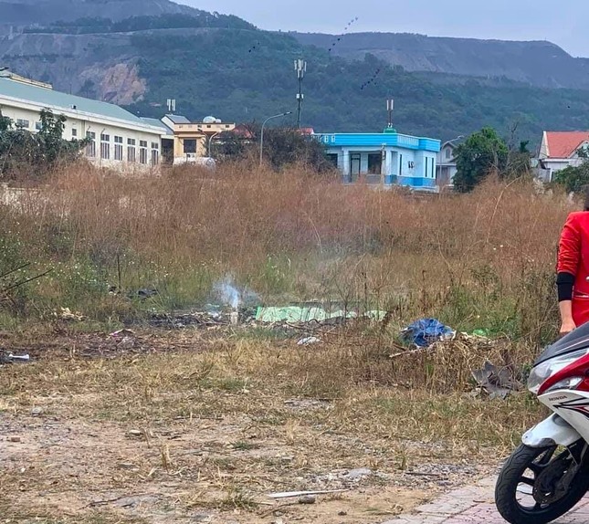 Người đàn ông tự thiêu trong bãi đất trống ở Quảng Ninh - Ảnh 1.