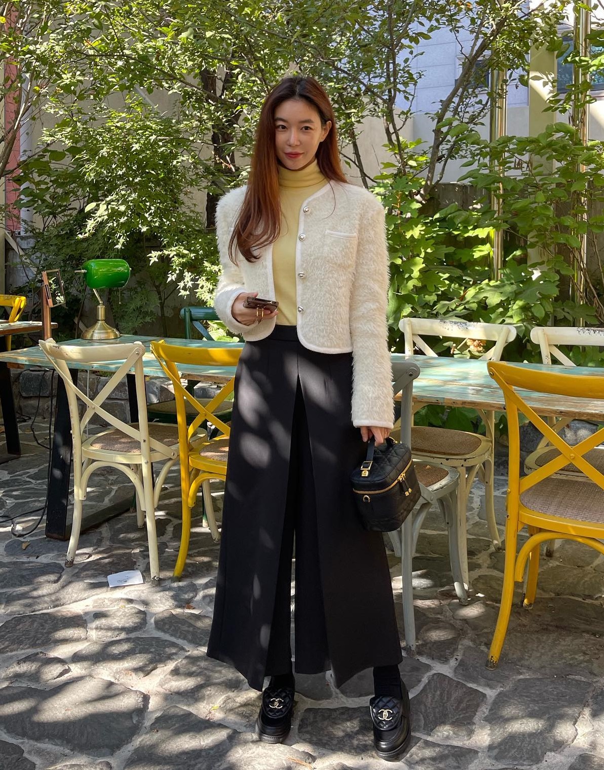 Trang phục màu vàng đang "hot" không kém màu đỏ và 10 cách diện sang xịn mịn- Ảnh 4. Trang phục màu vàng đang "hot" không kém màu đỏ và 10 cách diện sang xịn mịn- Ảnh 4.
