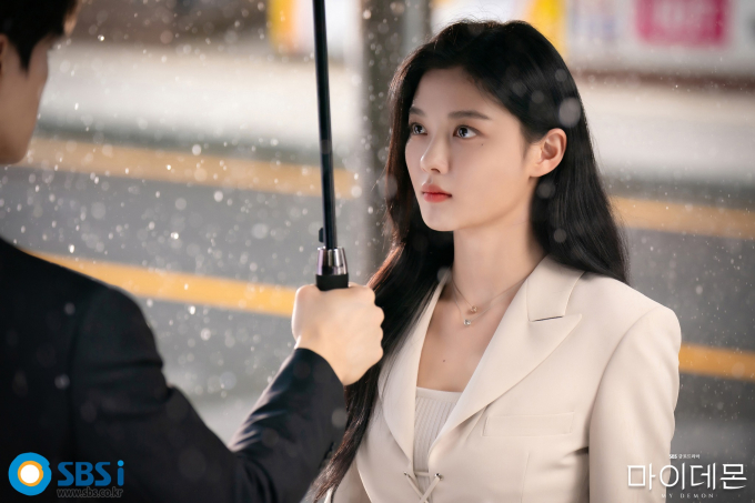 Kim Yoo Jung khiến netizen mê mệt vì mặt mộc quá đỉnh, còn được khen trông như &quot;học sinh cấp 3&quot;- Ảnh 1.