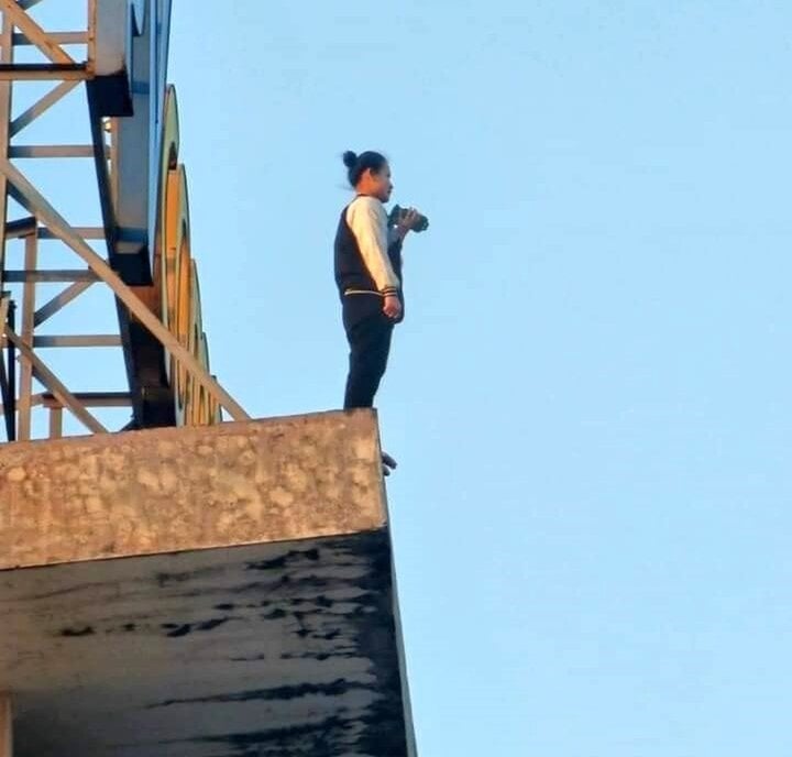 Giải cứu thành công cô gái 19 tuổi leo lên nóc tòa nhà 25 tầng định tự tử - Ảnh 2.