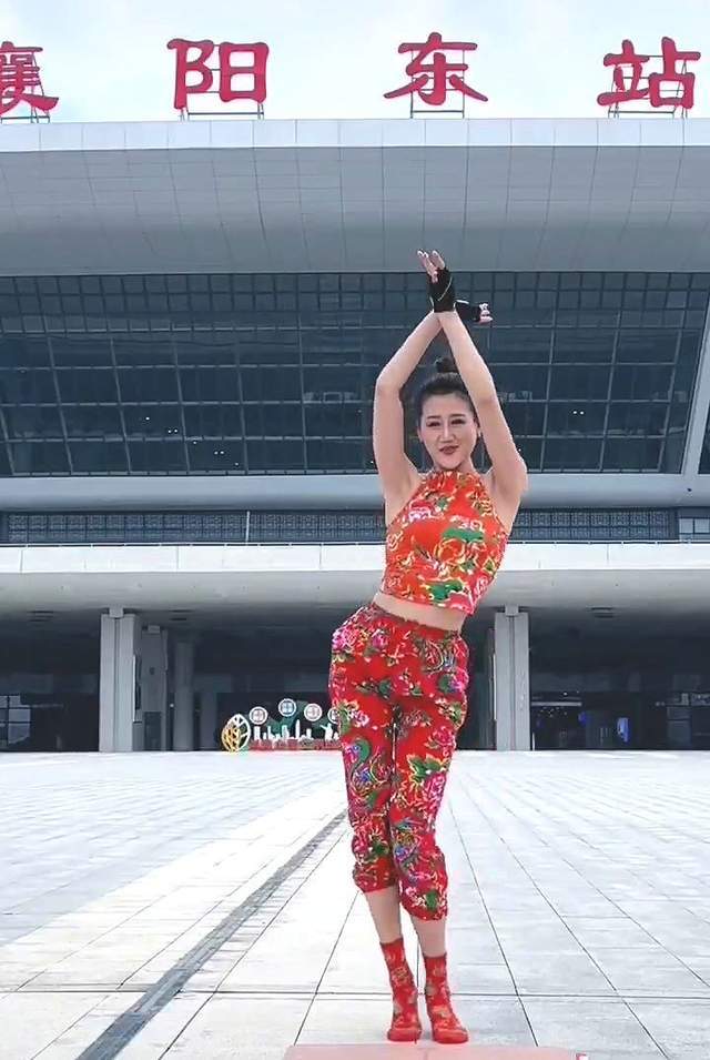 Xôn xao vụ nữ blogger Trung Quốc mặc đồ bó sát tập yoga tại di tích lịch sử, dân mạng: &quot;Động tác đẹp đến mấy cũng thành sai!&quot; - Ảnh 6.