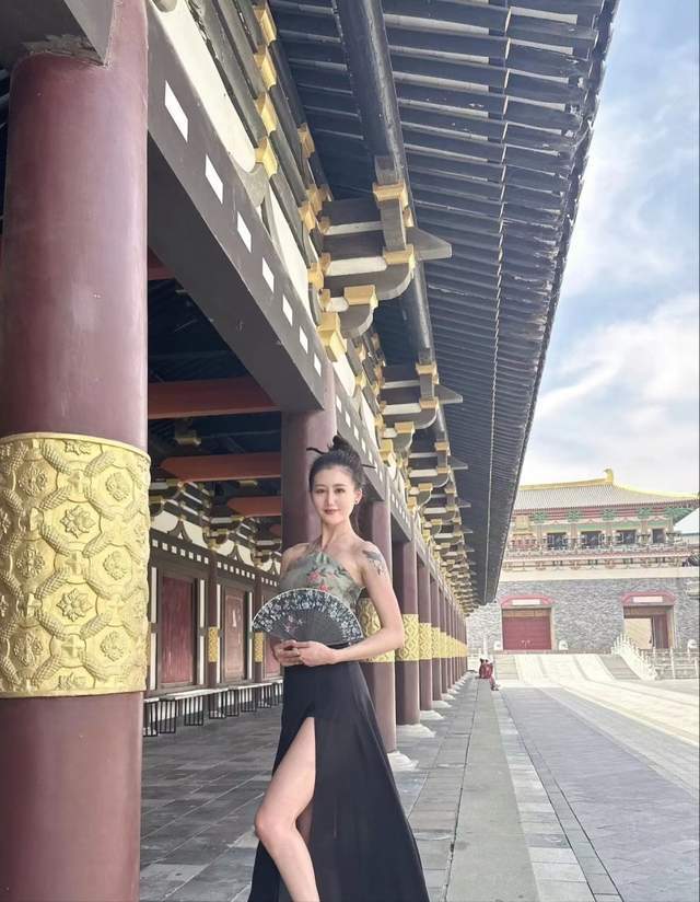 Xôn xao vụ nữ blogger Trung Quốc mặc đồ bó sát tập yoga tại di tích lịch sử, dân mạng: &quot;Động tác đẹp đến mấy cũng thành sai!&quot; - Ảnh 5.