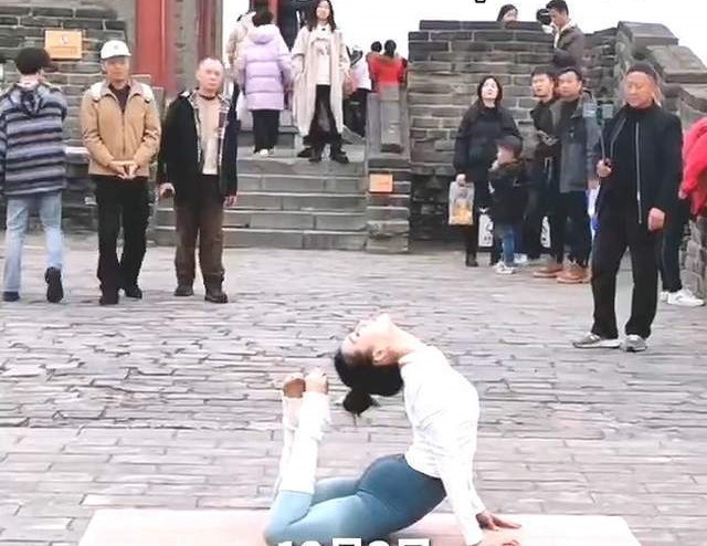 Xôn xao vụ nữ blogger Trung Quốc mặc đồ bó sát tập yoga tại di tích lịch sử, dân mạng: &quot;Động tác đẹp đến mấy cũng thành sai!&quot; - Ảnh 2.