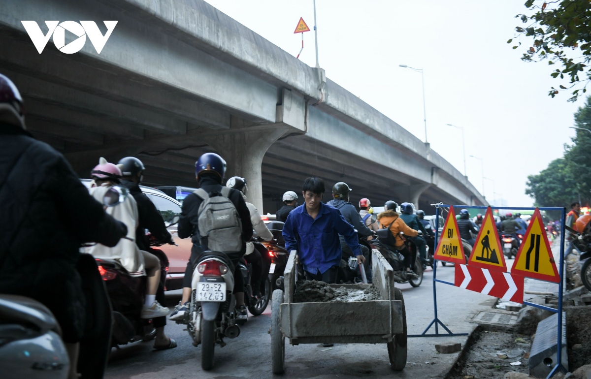 Điệp khúc cuối năm đào đường, vỉa hè khiến giao thông Hà Nội ùn tắc nghiêm trọng - Ảnh 8.