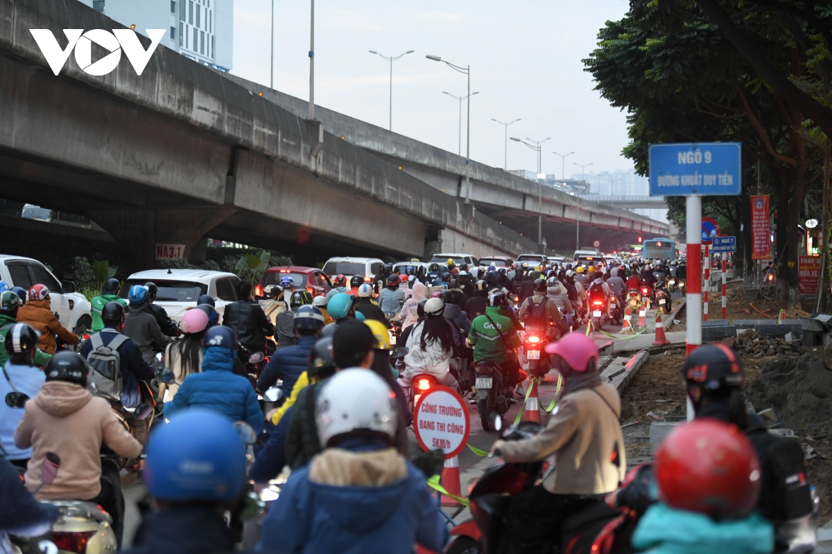 Điệp khúc cuối năm đào đường, vỉa hè khiến giao thông Hà Nội ùn tắc nghiêm trọng - Ảnh 3.