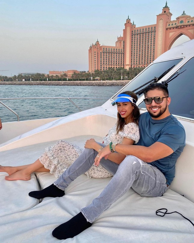 Vợ nội trợ Dubai tiết lộ 6 điều làm chồng triệu phú &quot;phát điên&quot;: &quot;Nếu anh làm tổn thương em, em có quyền tiêu tiền của anh tùy thích&quot; - Ảnh 1.
