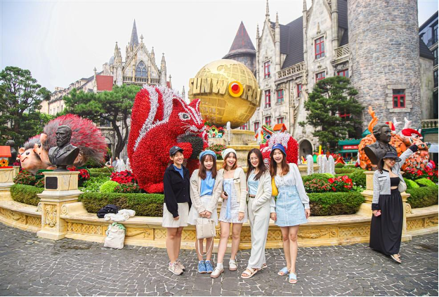 Du khách quốc tế hào hứng trải nghiệm Lễ hội mùa đông trên đỉnh Bà Nà - Ảnh 3. Du khách quốc tế hào hứng trải nghiệm Lễ hội mùa đông trên đỉnh Bà Nà - Ảnh 3.