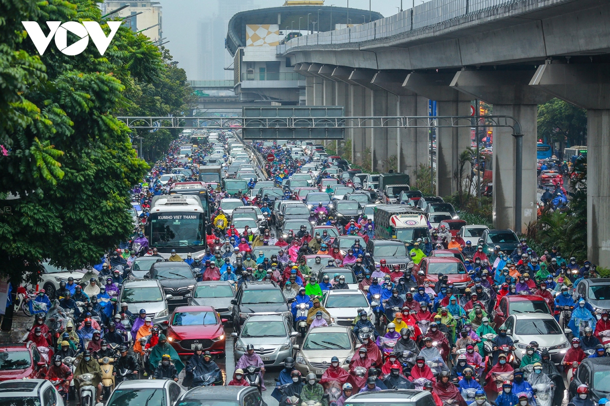 Điệp khúc cuối năm đào đường, vỉa hè khiến giao thông Hà Nội ùn tắc nghiêm trọng - Ảnh 1.