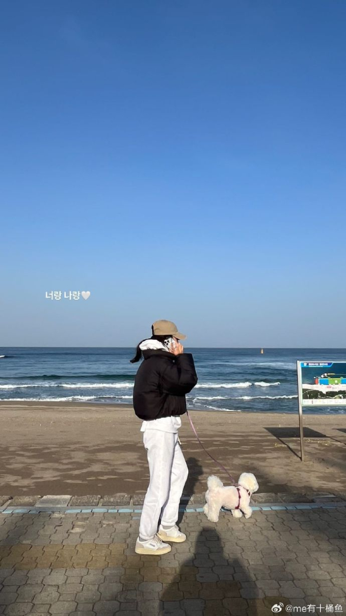 Song Hye Kyo khoe ảnh đi biển du lịch, netizen tò mò danh tính người đi cùng - Ảnh 1.