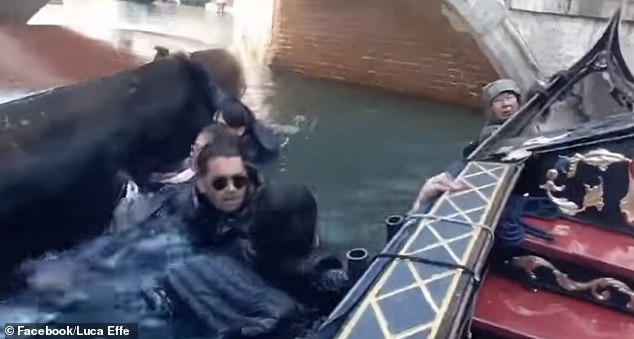 Phớt lờ cảnh báo ngừng chụp ảnh &quot;selfie&quot; khi đi thuyền ở Venice, nhóm du khách lĩnh hậu quả thê thảm, video ghi lại cảnh tượng gây sốc - Ảnh 3.