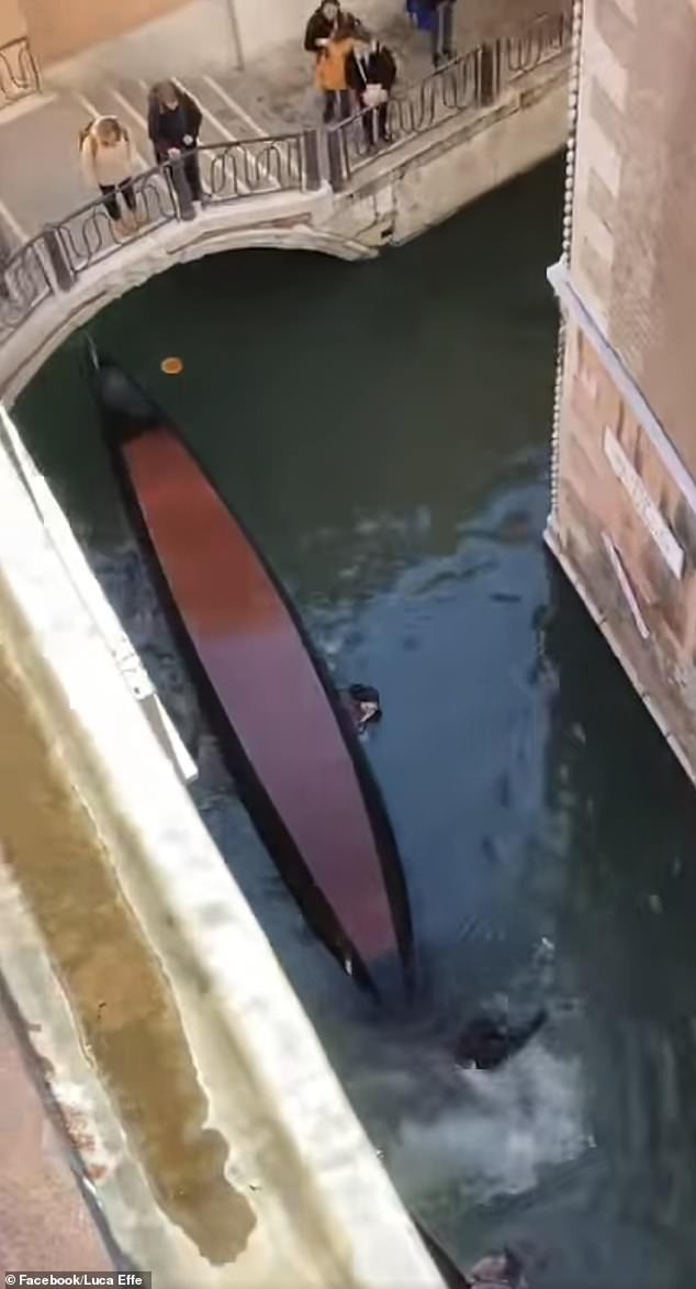 Phớt lờ cảnh báo ngừng chụp ảnh &quot;selfie&quot; khi đi thuyền ở Venice, nhóm du khách lĩnh hậu quả thê thảm, video ghi lại cảnh tượng gây sốc - Ảnh 6.