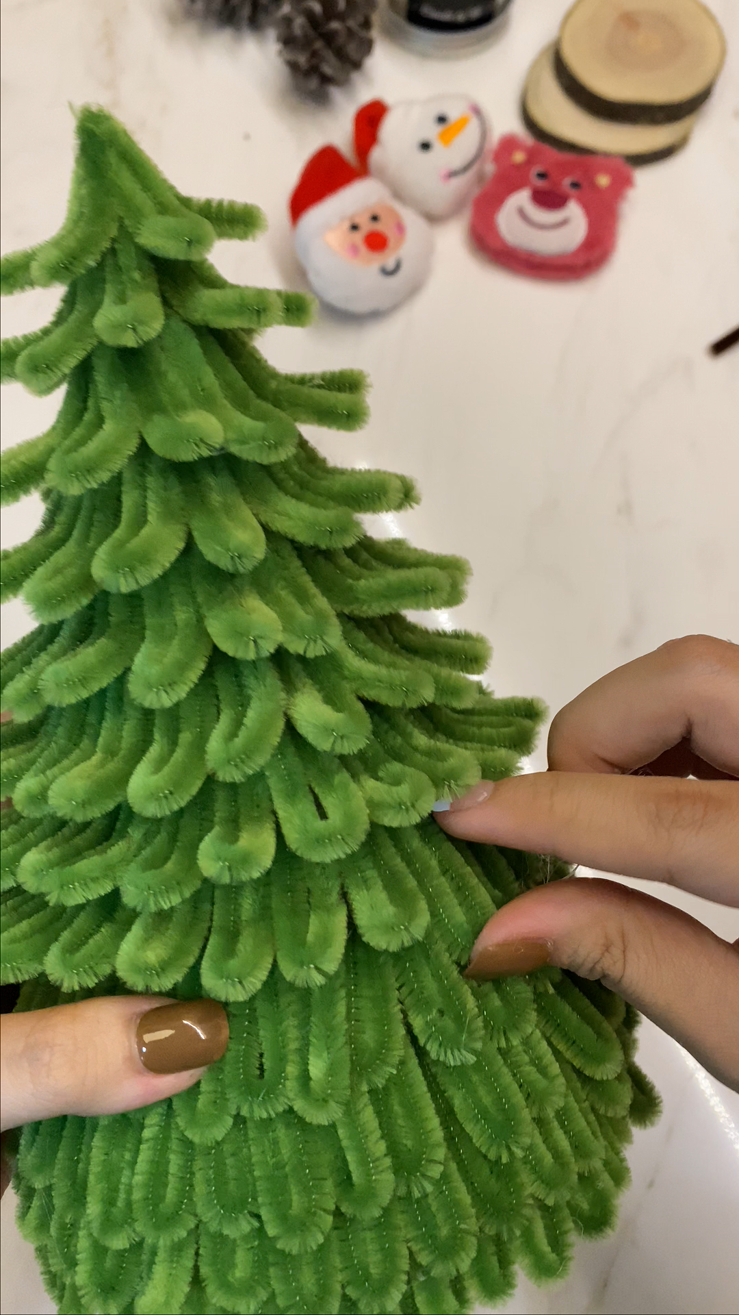 Nữ nhân viên văn phòng chỉ cách làm cây thông Noel bằng kẽm nhung giá rẻ, dáng xinh, ai cũng làm được - Ảnh 6.