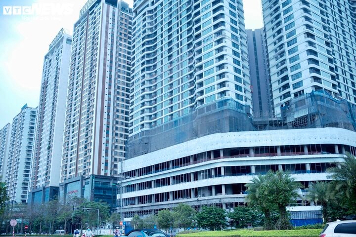 Giá chung cư cao ngất ngưởng, người nghèo ngày càng khó mua nổi - Ảnh 1. Giá chung cư cao ngất ngưởng, người nghèo ngày càng khó mua nổi - Ảnh 1.