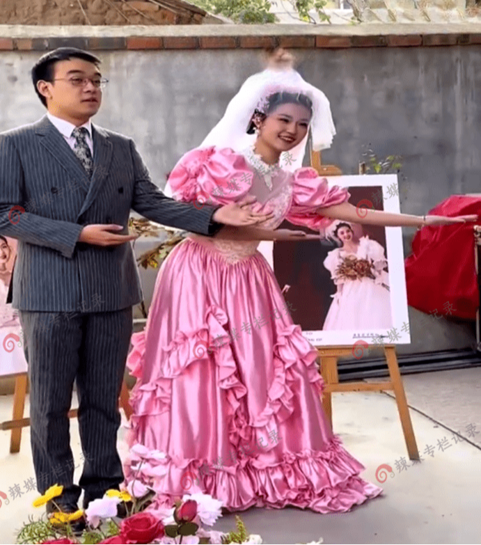 Chiếc váy cưới màu hồng gây tranh cãi và sự thật khiến ai nấy "nghẹn lòng" - Ảnh 2. Chiếc váy cưới màu hồng gây tranh cãi và sự thật khiến ai nấy "nghẹn lòng" - Ảnh 2.