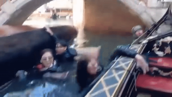 Phớt lờ cảnh báo ngừng chụp ảnh &quot;selfie&quot; khi đi thuyền ở Venice, nhóm du khách lĩnh hậu quả thê thảm, video ghi lại cảnh tượng gây sốc - Ảnh 2.