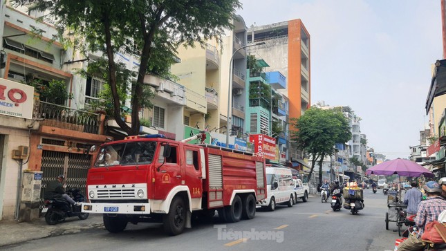 Người đàn ông nghi &quot;ngáo đá&quot; phóng hỏa đốt nhà ở TPHCM - Ảnh 4.