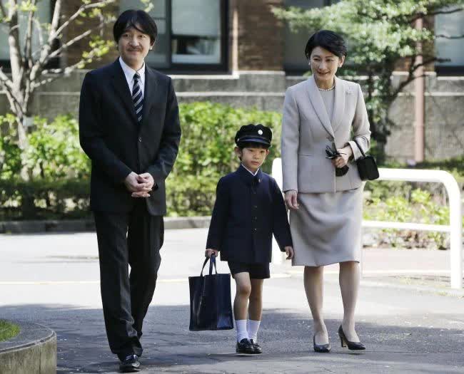 Là người kế vị cuối cùng của hoàng gia Nhật Bản, vị hoàng tử nhí được cả nước Nhật dõi theo giờ ra sao ở tuổi 17? - Ảnh 4.