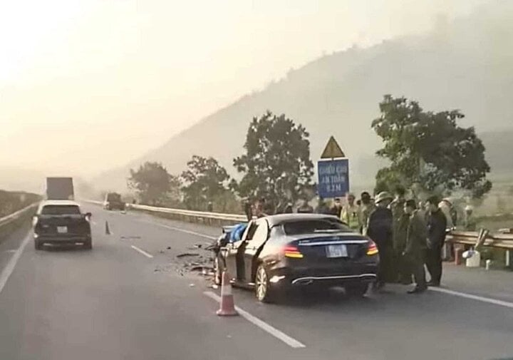 Xe Mercedes tông trúng ô tô trên cao tốc Nội Bài – Lào Cai, tài xế tử vong - Ảnh 1.