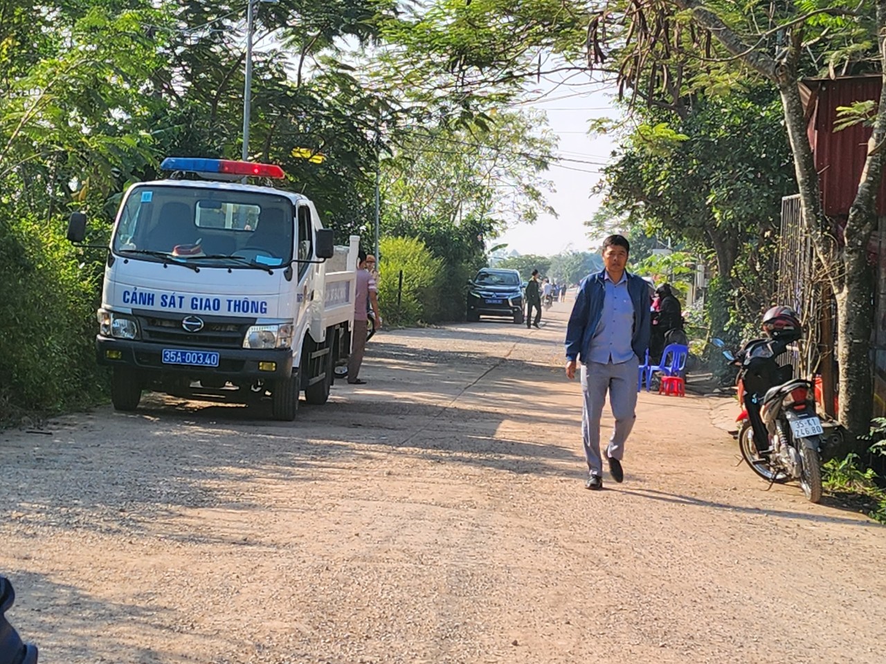 Nơi xảy ra vụ việc là ngôi nhà nằm cạnh đường đê và con sông, phía bên kia thuộc địa phận tỉnh Thanh Hóa. Các con đường đi qua đều được cảnh sát canh gác để đảm bảo cho công tác khám nghiệm.