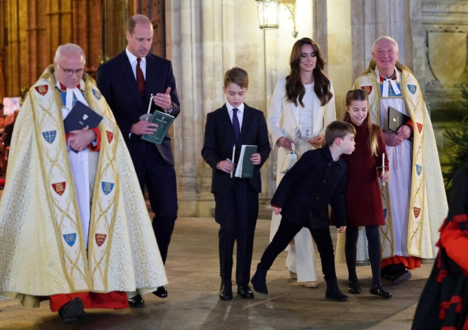 3 đứa trẻ nhà William và Kate xuất hiện trong sự kiện hoàng gia đặc biệt, cậu út Louis gây chú ý vì hành động lém lỉnh với chị gái - Ảnh 2.