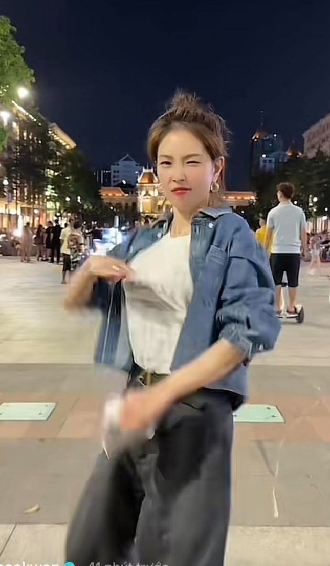 Nữ ca sĩ Hàn Quốc gây chú ý với clip nhảy tại phố đi bộ Nguyễn Huệ - Ảnh 2.