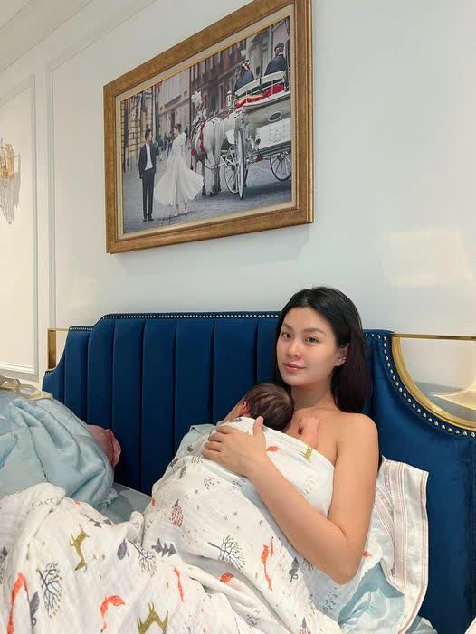 Đẻ con nặng 3,9kg, Á hậu Diễm Trang có hành động này ngay sau sinh giúp bé phát triển toàn diện, mẹ sớm về sữa - Ảnh 2.