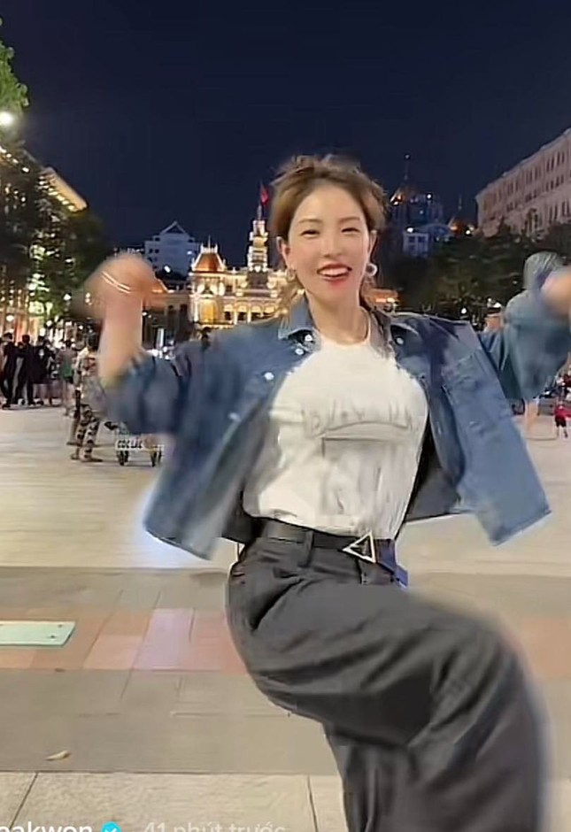Nữ ca sĩ Hàn Quốc gây chú ý với clip nhảy tại phố đi bộ Nguyễn Huệ - Ảnh 1.