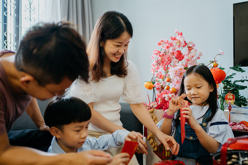 Phỏng vấn các mẹ làm gì với tiền lì xì Tết của con: Người gửi ngân hàng, mua xe, người phân bổ theo công thức đặc biệt - Ảnh 2.