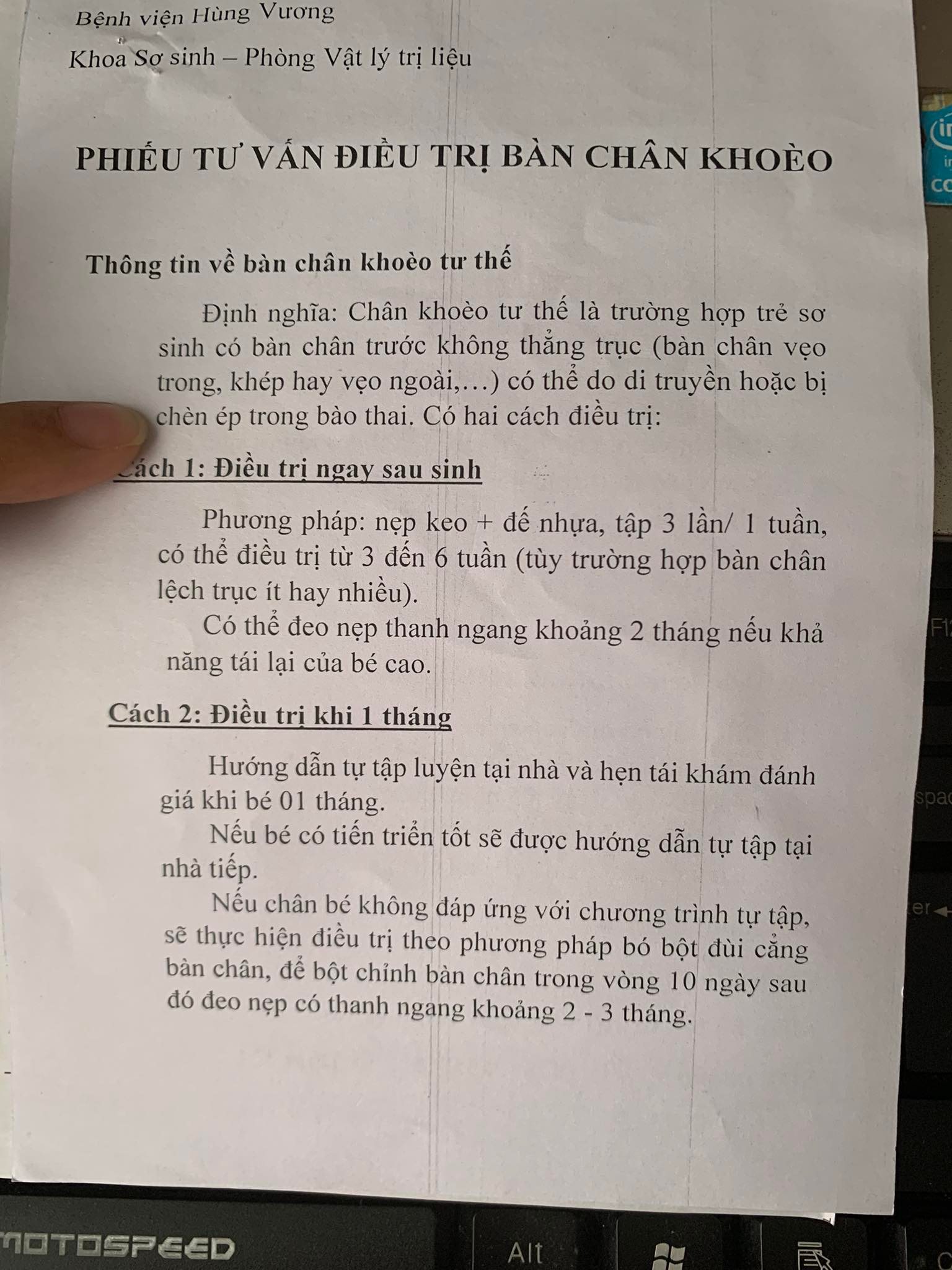 Con sinh ra mang tật bàn chân khoèo bẩm sinh, mẹ hối hận vì lúc mang bầu thường ngồi sai tư thế - Ảnh 1.